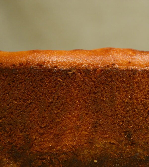 Imagen de detalle de la tarta de queso clásica estilo vasco.