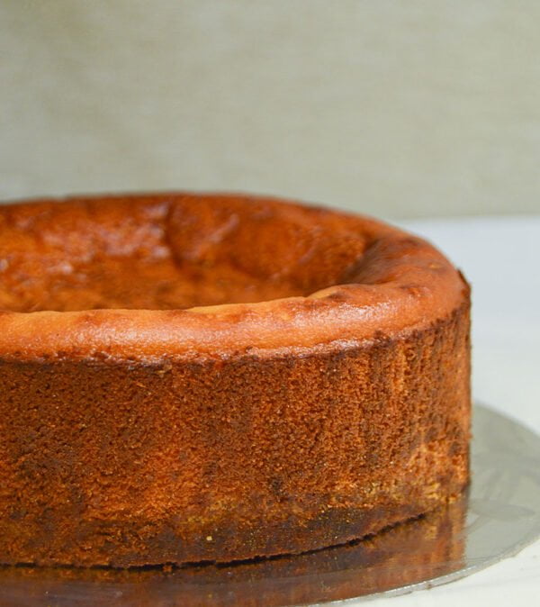Imagen exterior de la tarta de queso clásica estilo vasco.