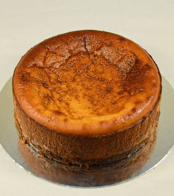 Imagen exterior de la tarta de queso clásica estilo vasco.